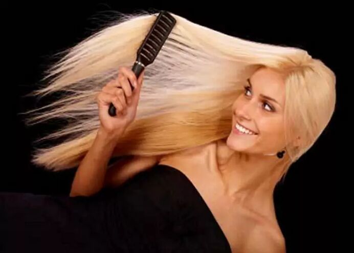 Κορίτσι που χτενίζει τα μαλλιά της