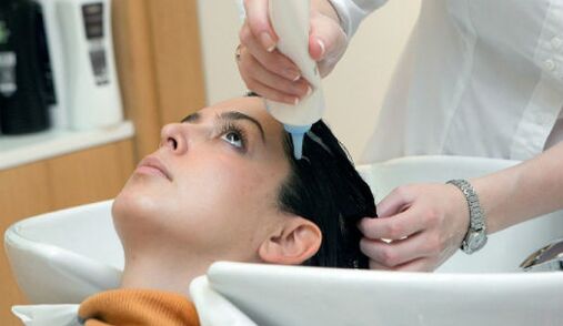 Ο κύριος εφαρμόζει το προϊόν καθώς περνάει μέσα από τα μαλλιά